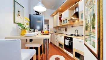 Geladeira grande, micro-ondas, fogão, cooktop