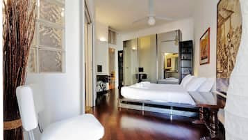 2 quartos, individualmente decorados, individualmente mobiliados