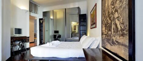 Apartment, 2 Bedrooms | 2 bedrooms, individually decorated, individually furnished, desk
