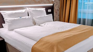 Hypo-allergenic bedding, in-room safe, desk, blackout curtains