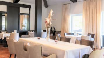 Petit déjeuner buffet (6 EUR par personne)