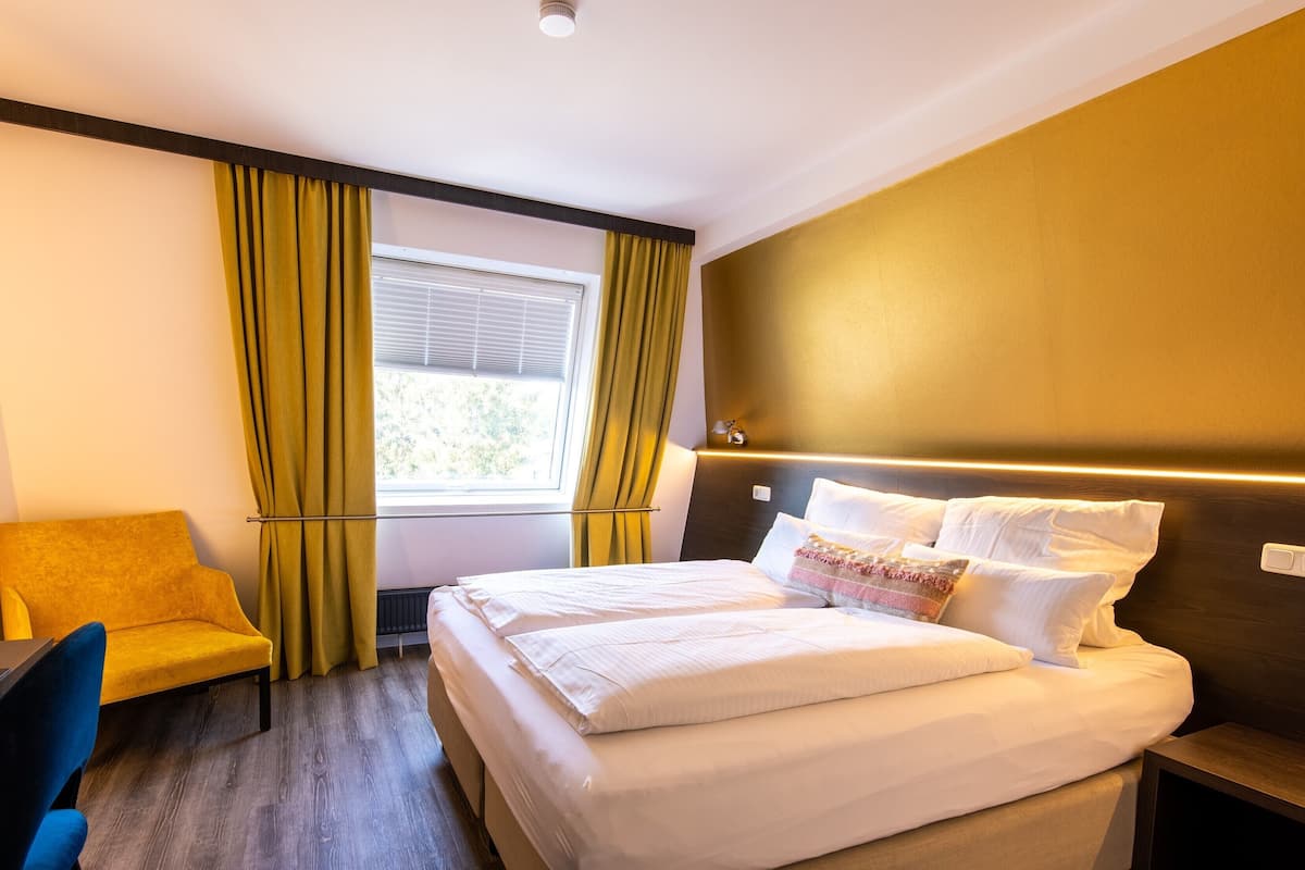 Kahden hengen comfort-huone (Single Use) | Allergiatestatut vuodevaatteet, tallelokero huoneessa, työpöytä