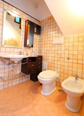 Chuveiro, chuveiro com efeito de chuva, toalhas de banho 