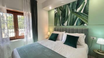 Luxury-Suite, Balkon, Meerblick | Zustellbetten, kostenloses WLAN, Bettwäsche