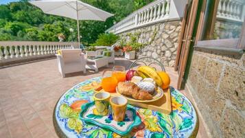 Deluxe-Doppelzimmer, Meerblick | Speisen im Freien