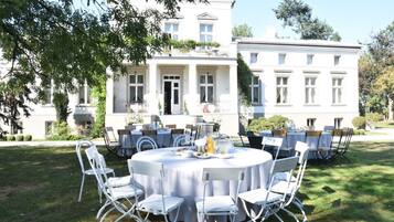 Breakfast, lunch, dinner served; local cuisine