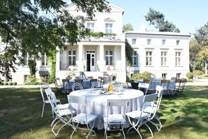 حيث تُقدم وجبات الإفطار، الغداء، العشاء، الأطباق المحلية