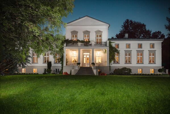 واجهة المنشأة - في المساء/الليل