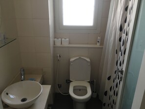 Deluxe Studio, 1 Bedroom, Garden View, Garden Area | Bathroom | Combined shower/bathtub, deep-soaking bathtub, free toiletries