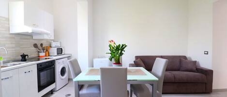 City Apartment, 1 Bedroom | Dining room
