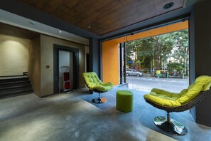 Coin salon dans le hall