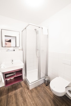 Douche, articles de toilette gratuits, sèche-cheveux