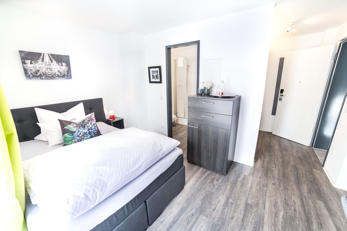 Een minibar, individueel gedecoreerd, een bureau, geluiddichte muren