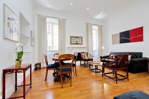 아파트, 침실 2개 | 거실 | 평면 TV