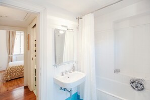 Bathroom - Croce - WR Apartments (Rome)