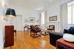 아파트, 침실 2개 | 거실 공간 | 평면 TV