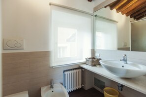Apartment, 1 Bedroom | Bathroom | Shower, rainfall showerhead, free toiletries, hair dryer - Domizio - WR Apartments (Rome)