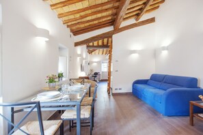 Apartamento, 1 quarto | Área de estar | TV de tela plana