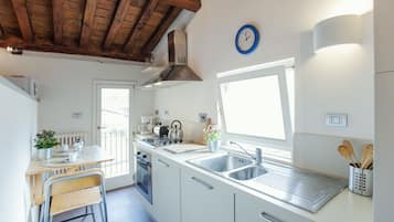 Appartement, 1 slaapkamer | Privékeuken | Een koelkast/vriezer, een magnetron, een oven, een kookplaat