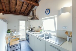 Apartamento, 1 quarto | Cozinha privada | Geladeira grande, micro-ondas, fogão, cooktop