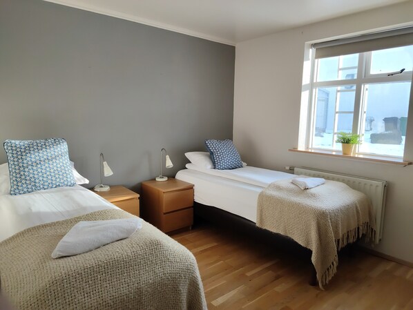 Chambre avec lits jumeaux, salle de bains privée | Rideaux occultants, lits bébé (gratuits), Wi-Fi gratuit, draps fournis