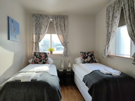 Twin Room, Private Bathroom | Blackout drapes, free cribs/infant beds, free WiFi, bed sheets