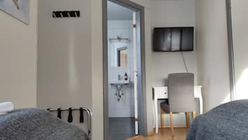 Herbergi fyrir tvo, tvö rúm - einkabaðherbergi | Myrkratjöld/-gardínur, ókeypis vöggur/ungbarnarúm