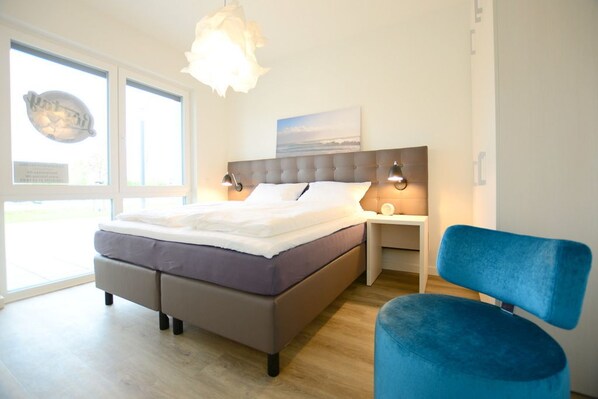 Individuell dekoriert, schallisolierte Zimmer, Bügeleisen/Bügelbrett