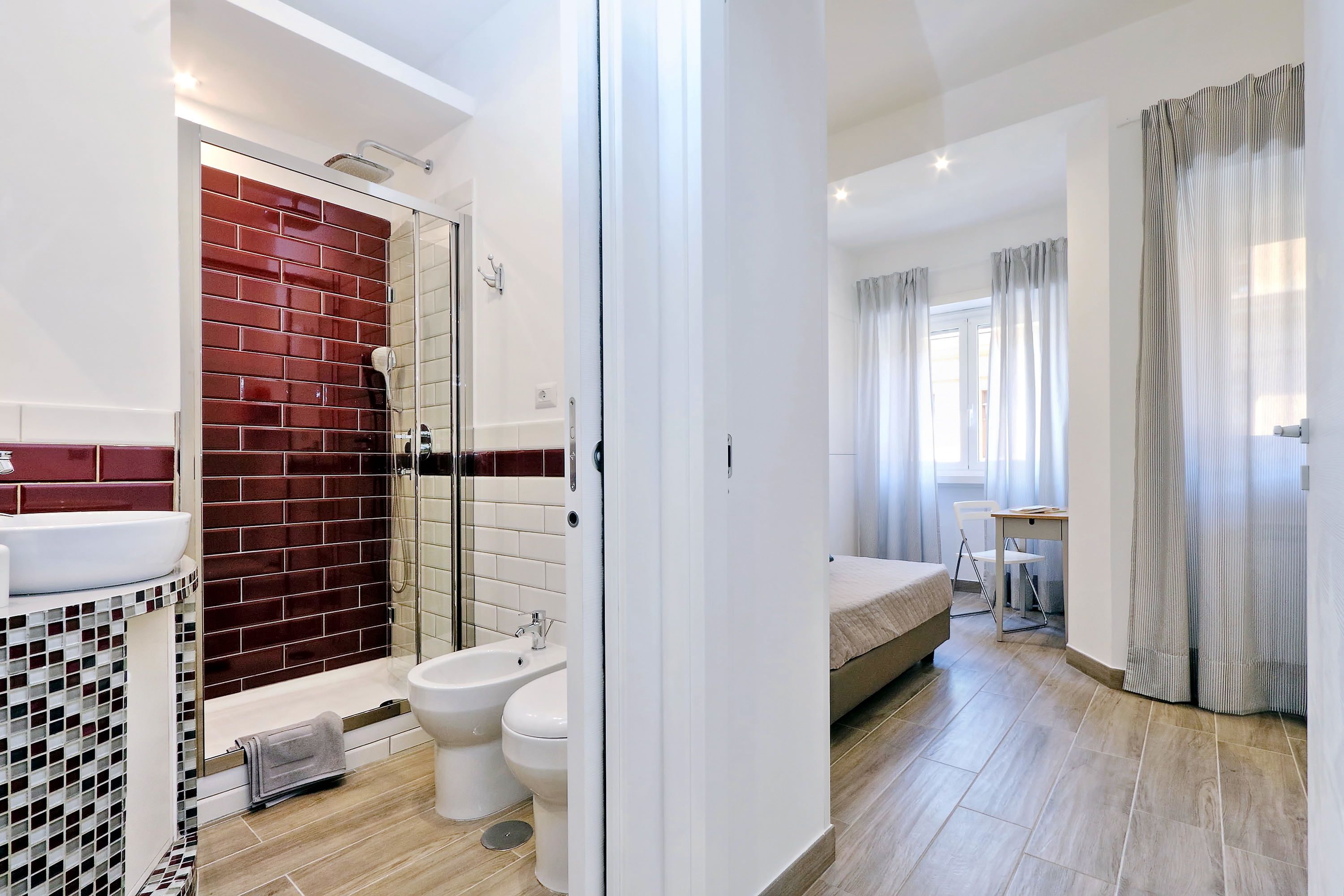 Et moderne badeværelse med brusebad, bidet og vask.