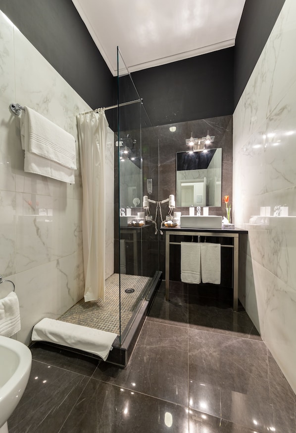 Kahden hengen deluxe-huone | Kylpyhuone | Hiustenkuivaaja, bidee, pyyhkeet