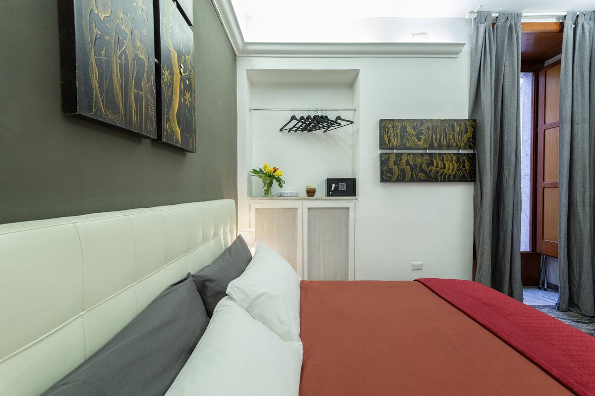 Habitación económica doble | Caja fuerte, escritorio, wifi gratis y ropa de cama