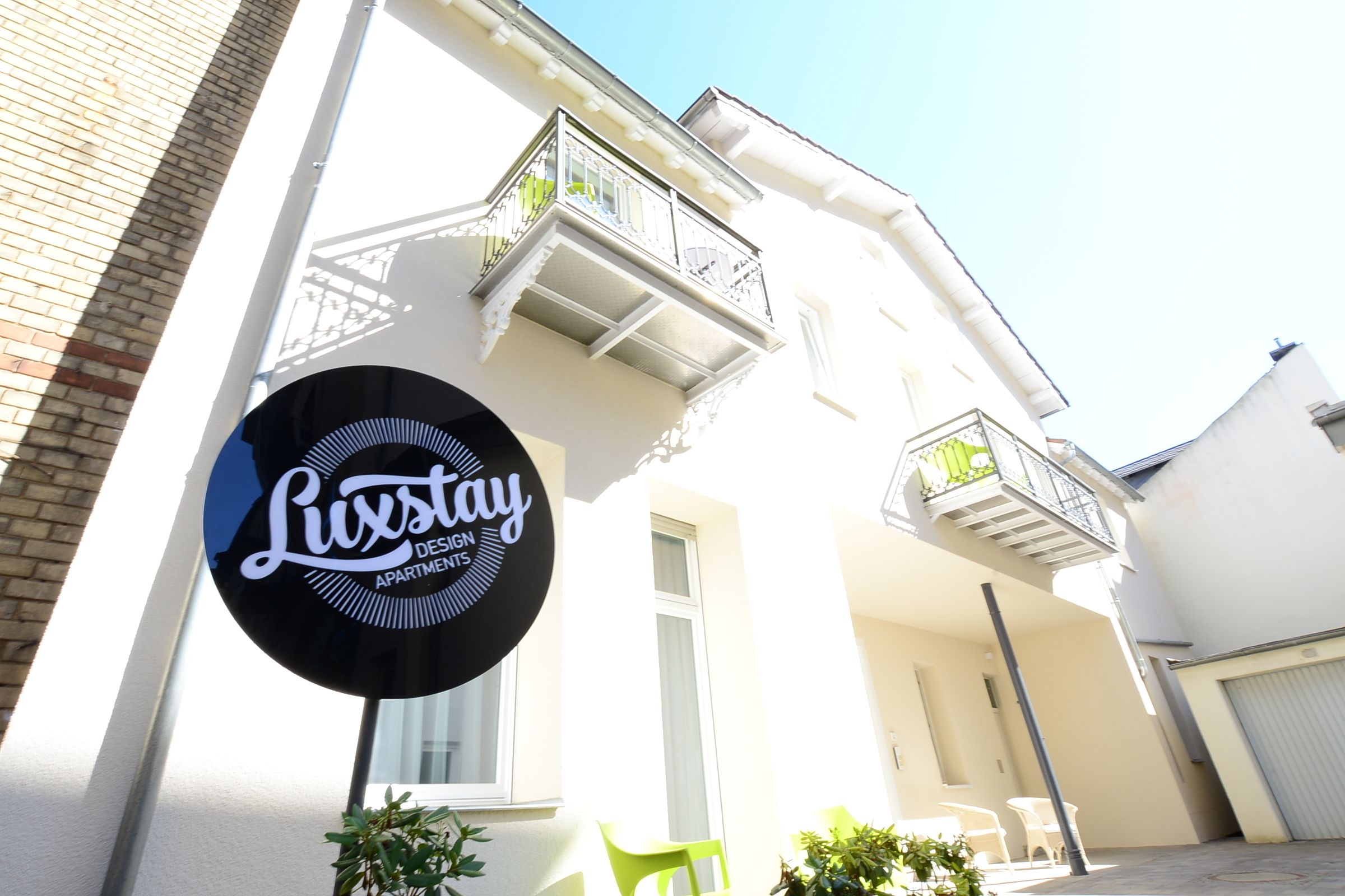 Ein Gebäude mit einem Schild, auf dem „Luxstay Design Apartments“ steht.