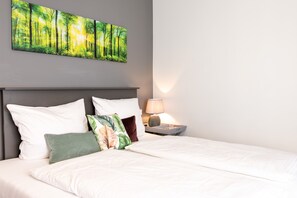 Studio | Coffres-forts dans les chambres, décoration personnalisée, bureau