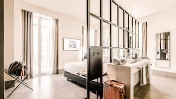In-room safe, soundproofing, iron/ironing board, free WiFi