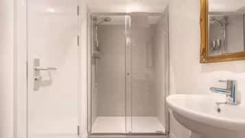 Triple Room | Bathroom | Shower, free toiletries, towels