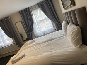 Habitación estándar con 2 camas individuales | Ropa de cama de alta calidad y tabla de planchar con plancha