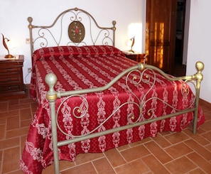 1 habitación, escritorio y tabla de planchar con plancha