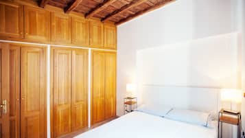 Apartment, 2 Bedrooms | 2 bedrooms, cribs/infant beds, free WiFi, bed sheets