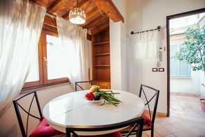 Appartement, 2 slaapkamers | Dineren in de kamer