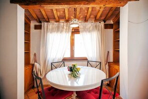 Apartamento, 2 quartos | Opções para refeição no quarto