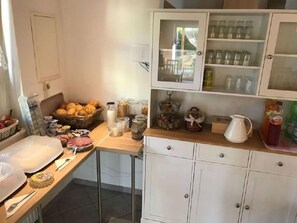 Free daily buffet breakfast - Gästehaus Brigitte Duri (Rust)