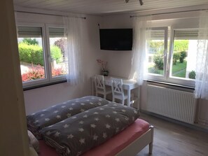 Een kluis op de kamer, een bureau, extra bedden, beddengoed