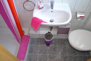 Habitación doble estándar | Baño | Amenidades de baño gratuitas, secadora de cabello, toallas 