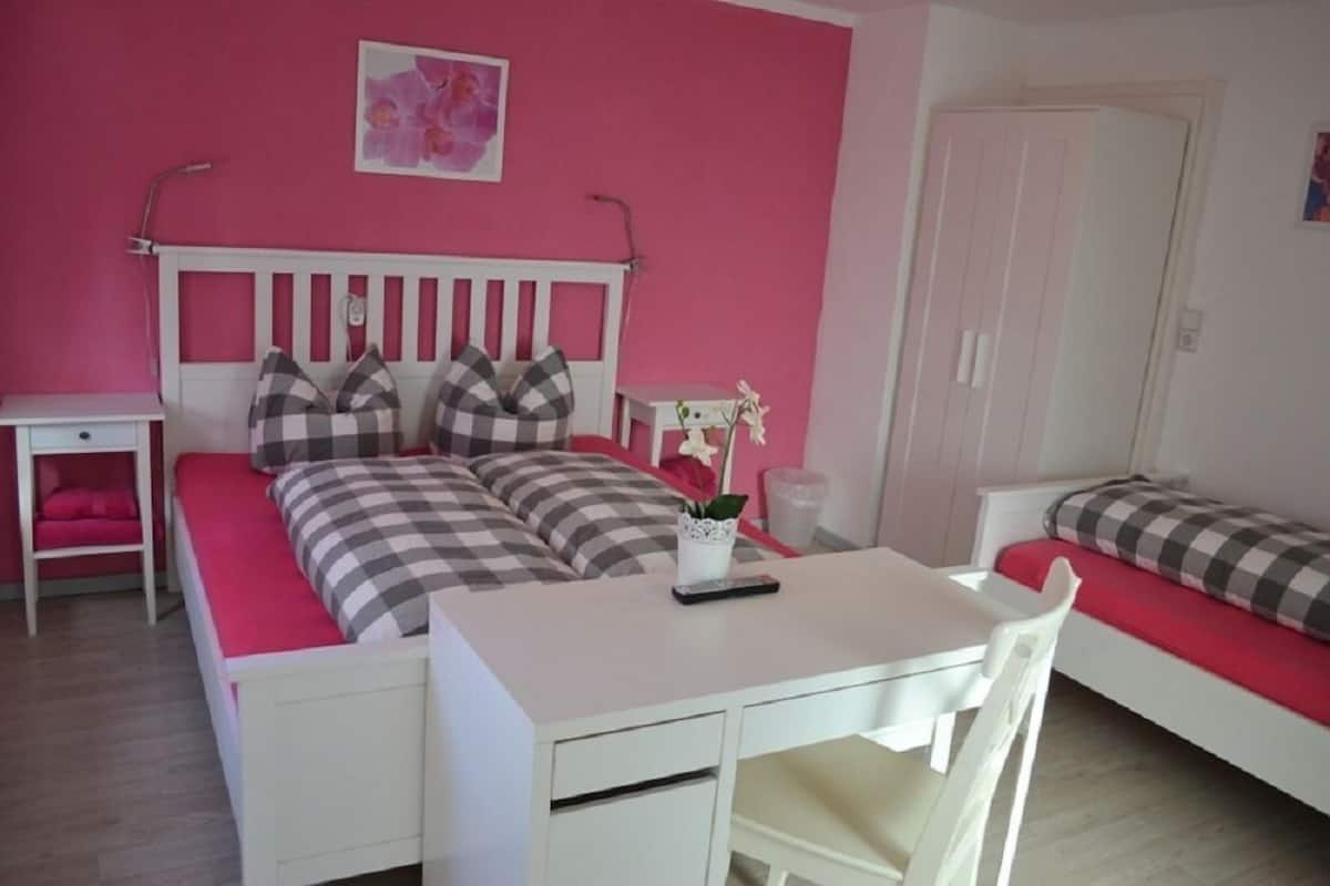 Triple Room (Klein) | In-room safe, desk, rollaway beds, bed sheets
