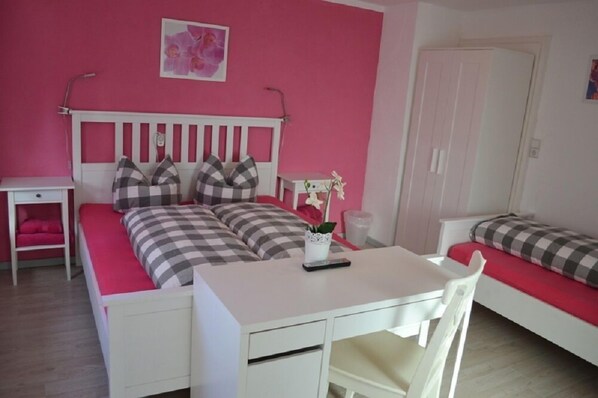 Triple Room (Klein) | In-room safe, desk, rollaway beds, bed sheets