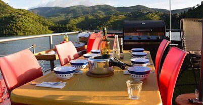 Iliza Houseboat