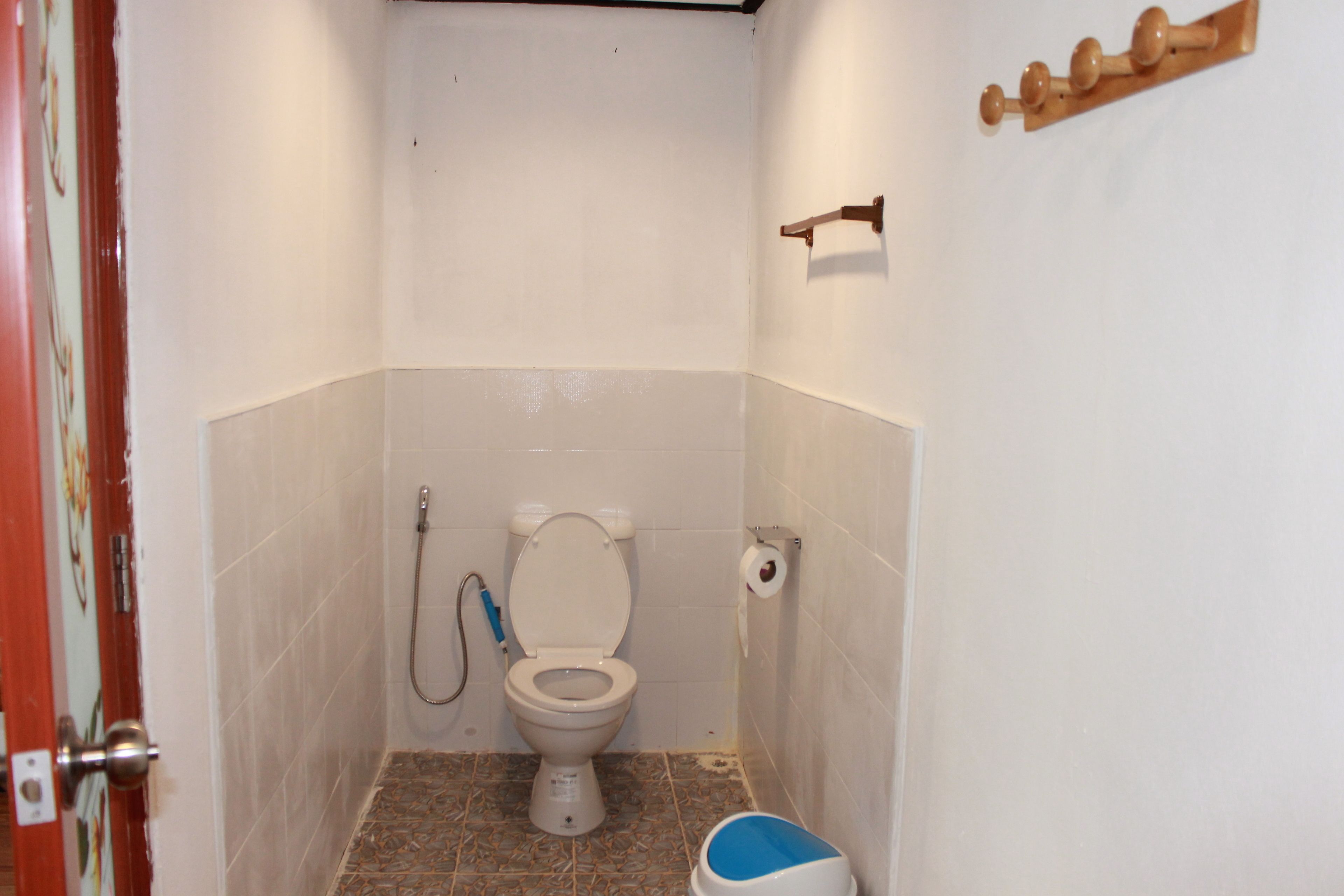 basic double room single use, 1 king bed, non smoking | bathroom | shower, free toiletries, towels