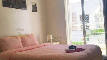 Chambre Double, balcon | Ameublement personnalisé, rideaux occultants, Wi-Fi gratuit