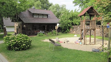 Children’s play area – outdoor