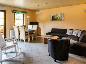 Basic-Apartment, 2 Schlafzimmer (Apartment Nr.3) | Wohnbereich | Fernseher